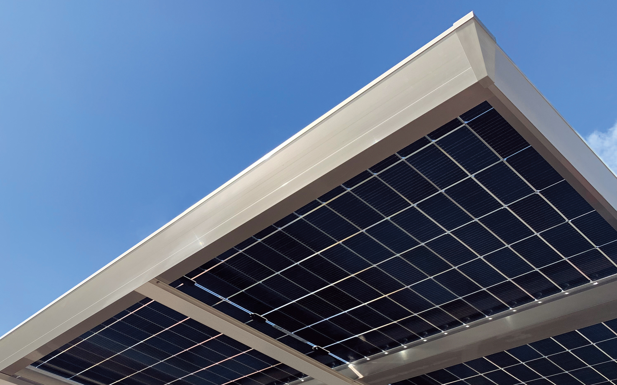 屋根とソーラーパネルを一体化