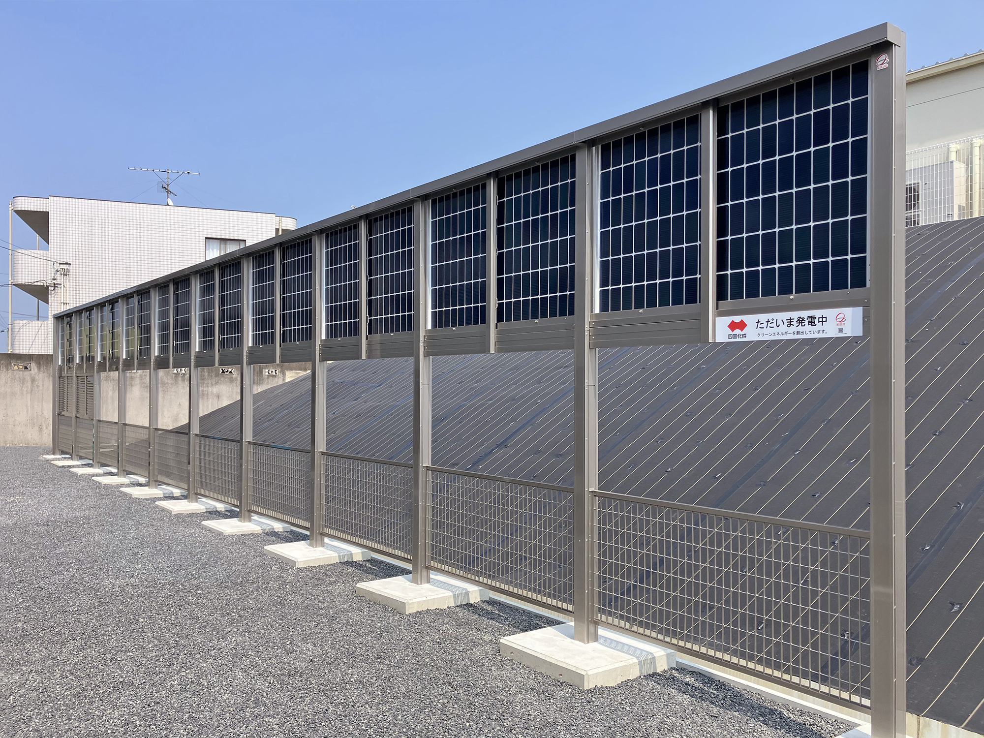 垂直設置型太陽光発電「ソリスパネル」